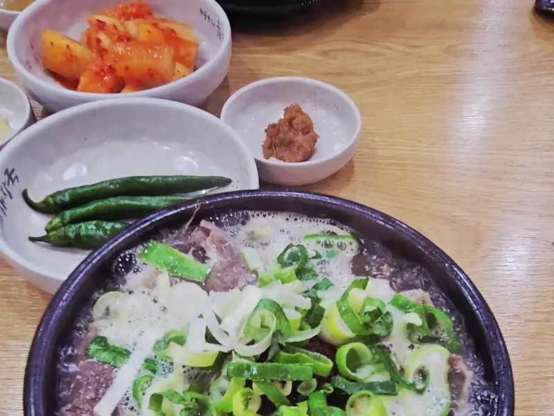 해장국과 함께 제공되는 반찬들