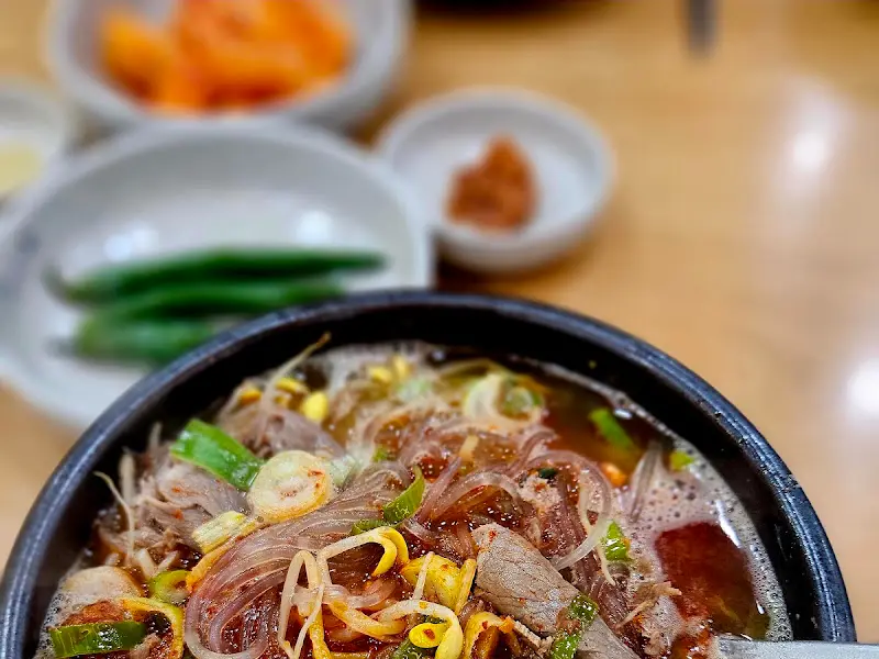 고사리와 콩나물이 푸짐하게 들어간 해장국