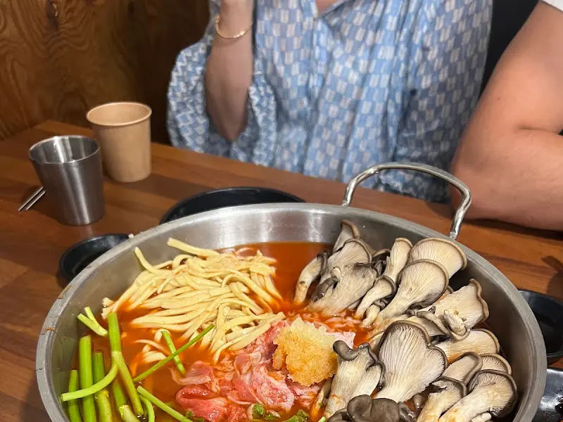 얼큰한 육수에 샤브샤브 재료 투하