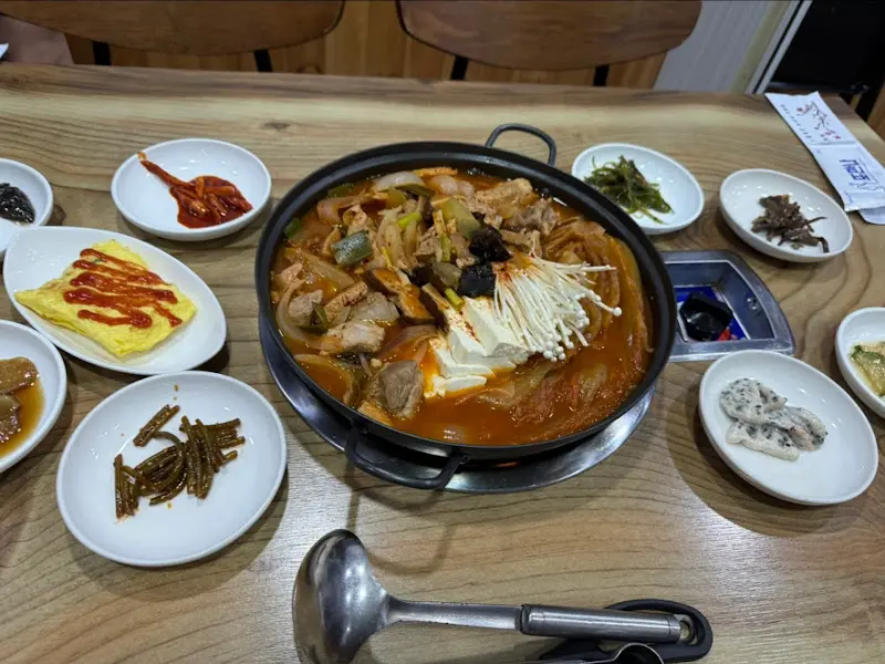 돼지갈비 김치찜 한 상 차림