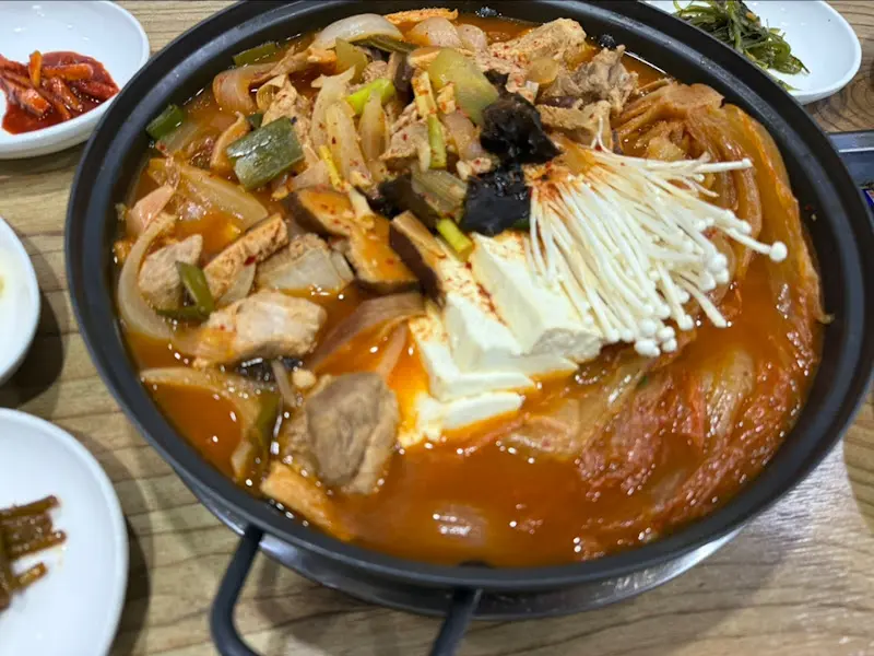 보글보글 끓는 돼지갈비 김치찜