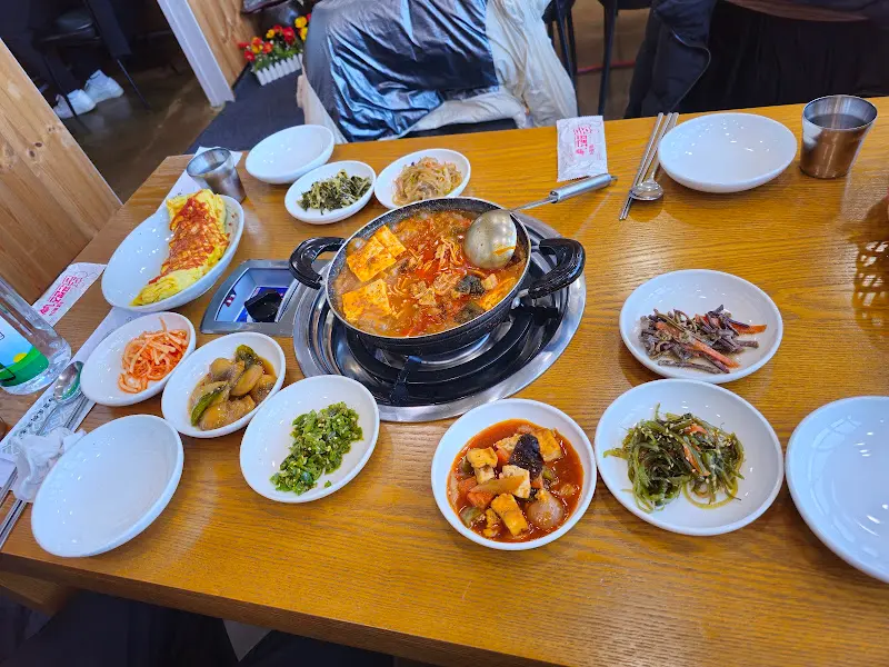 테이블 가득 채운 음식