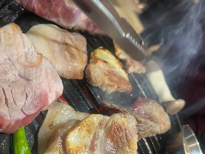 숯불 위에서 지글지글 익어가는 흑돼지