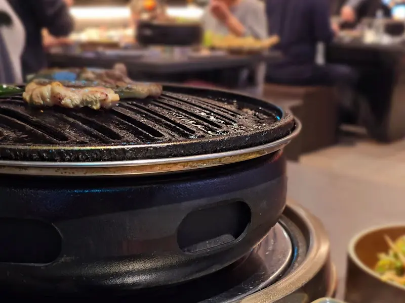 고기를 구워주는 테이블