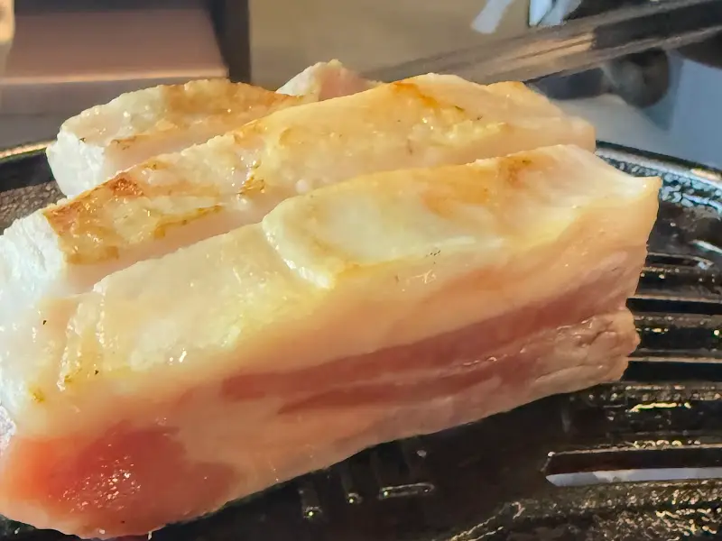 두툼한 흑돼지 삼겹살