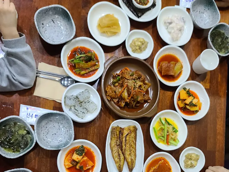 다채로운 반찬들