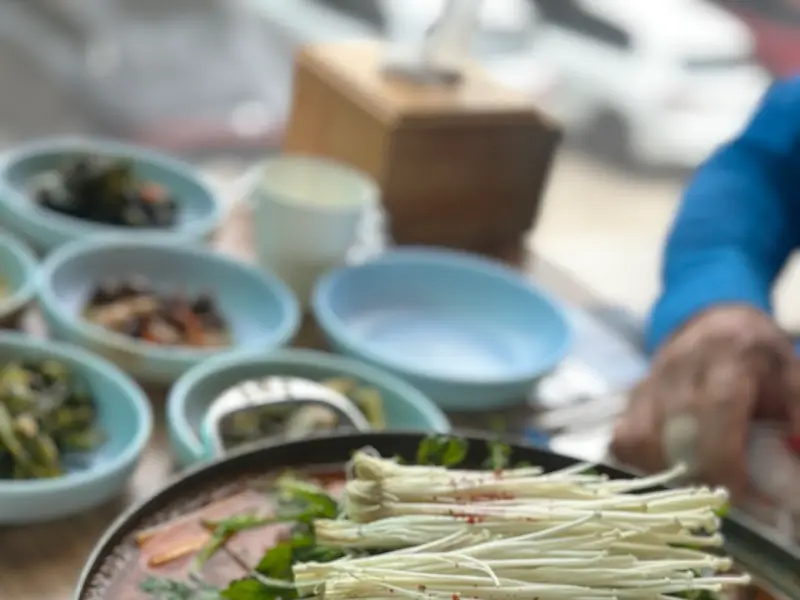 테이블에 차려진 음식 사진