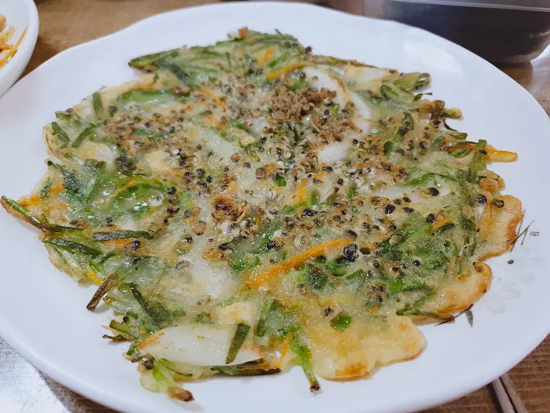 싱싱한 재첩이 듬뿍 들어간 재첩전