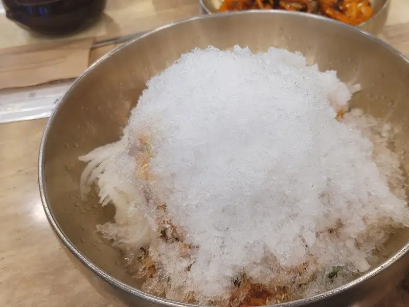 눈꽃 얼음이 덮인 물회