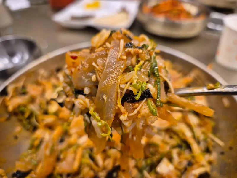 젓가락으로 들어올린 회덮밥