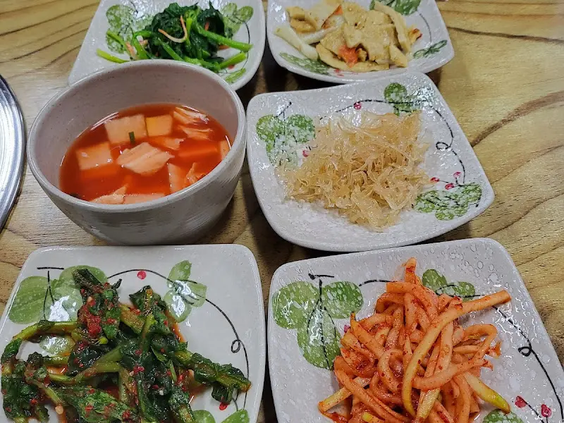 정갈하게 담긴 다양한 반찬들