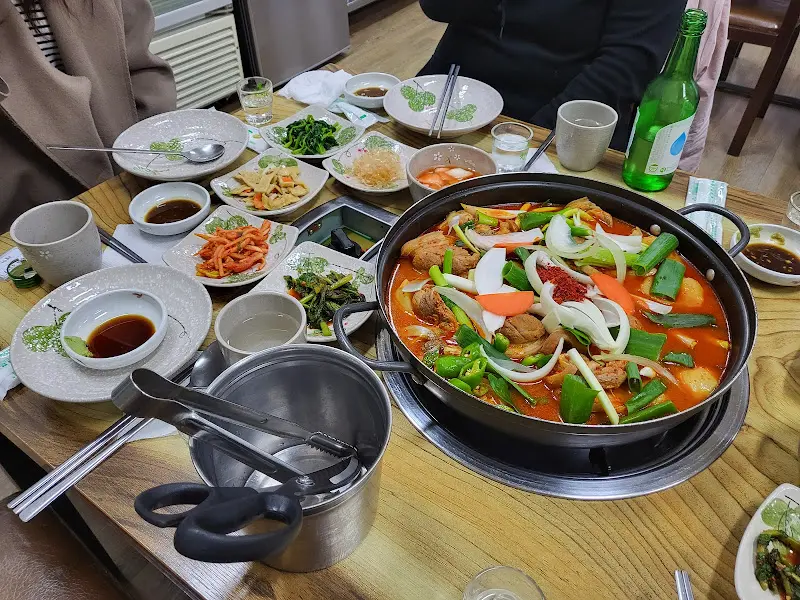 족도리탕과 함께 차려진 푸짐한 한 상