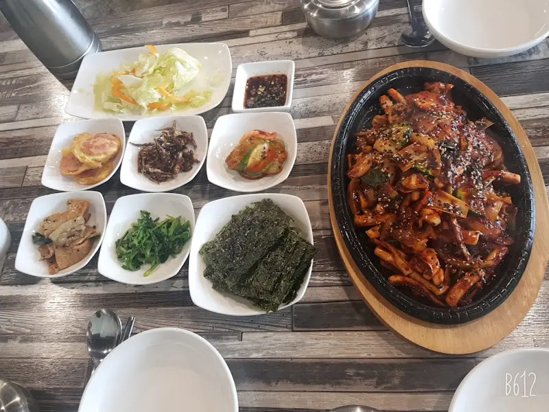 다양한 밑반찬과 메인 요리가 함께 나오는 풍성한 상차림