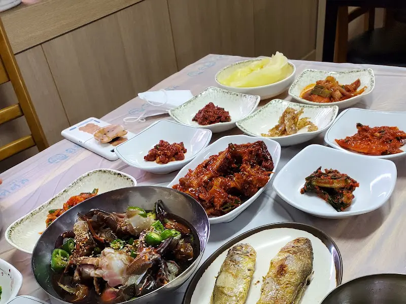 푸짐한 밑반찬이 차려진 상차림