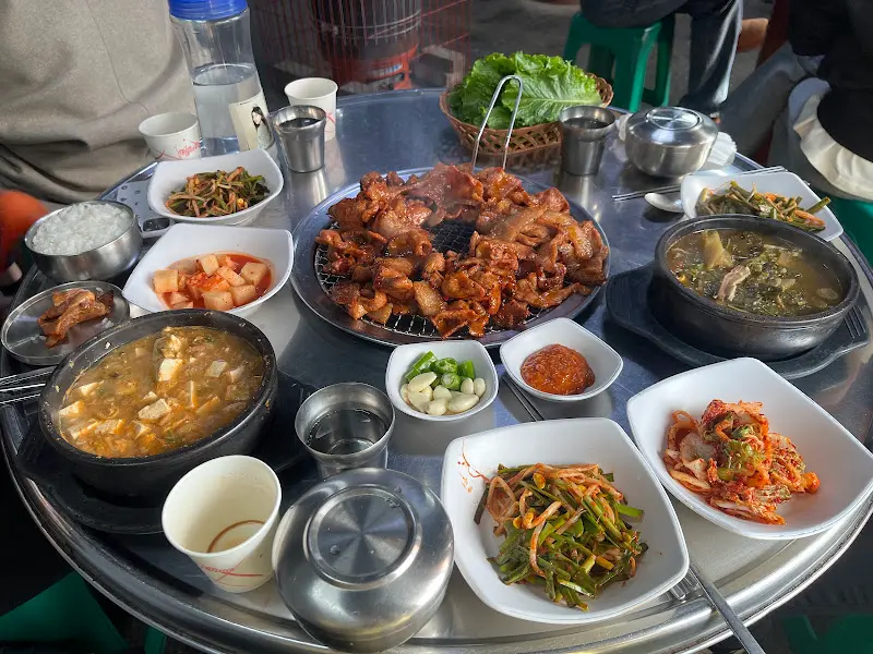 푸짐하게 차려진 한 상 차림