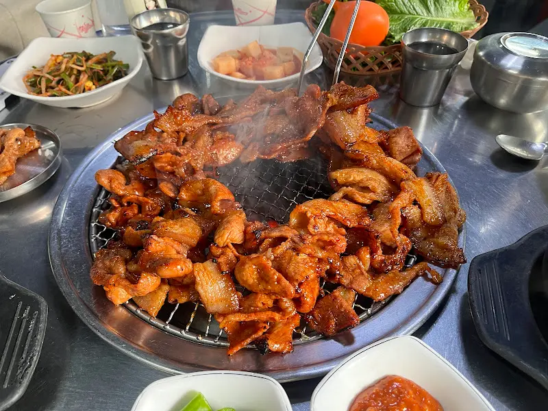 연탄불 위에서 익어가는 돼지 고추장 구이