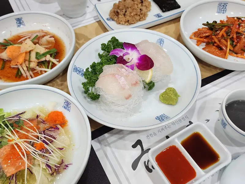 정갈하게 담겨 나온 랍스터 회