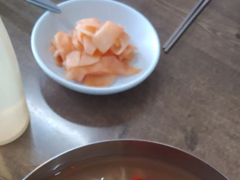 테이블 위에 놓인 식초와 겨자