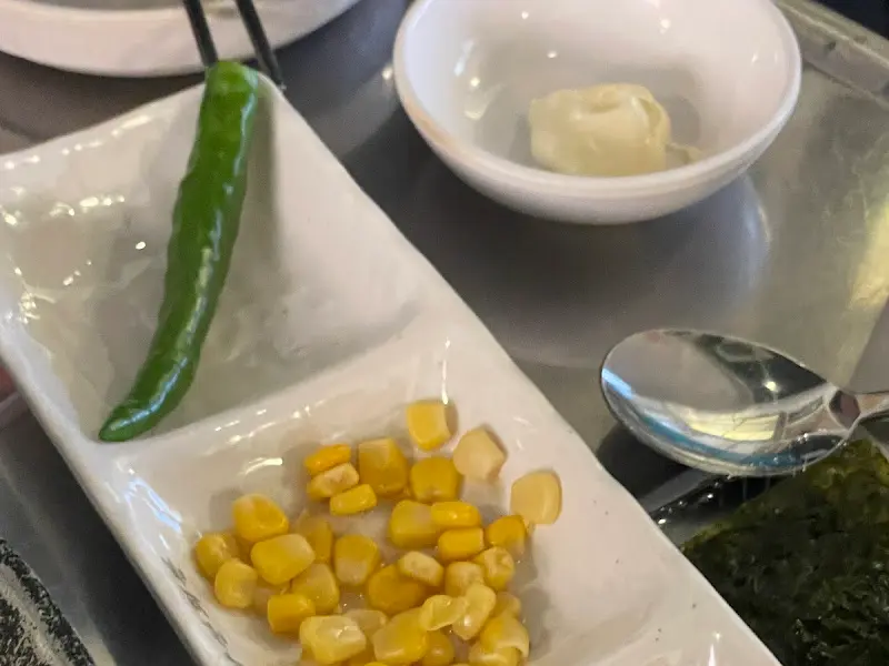 콘샐러드와 소스