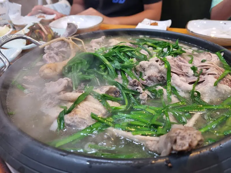 푸짐한 오리 백숙