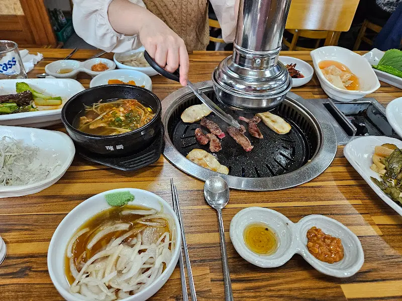 차돌박이를 굽는 모습