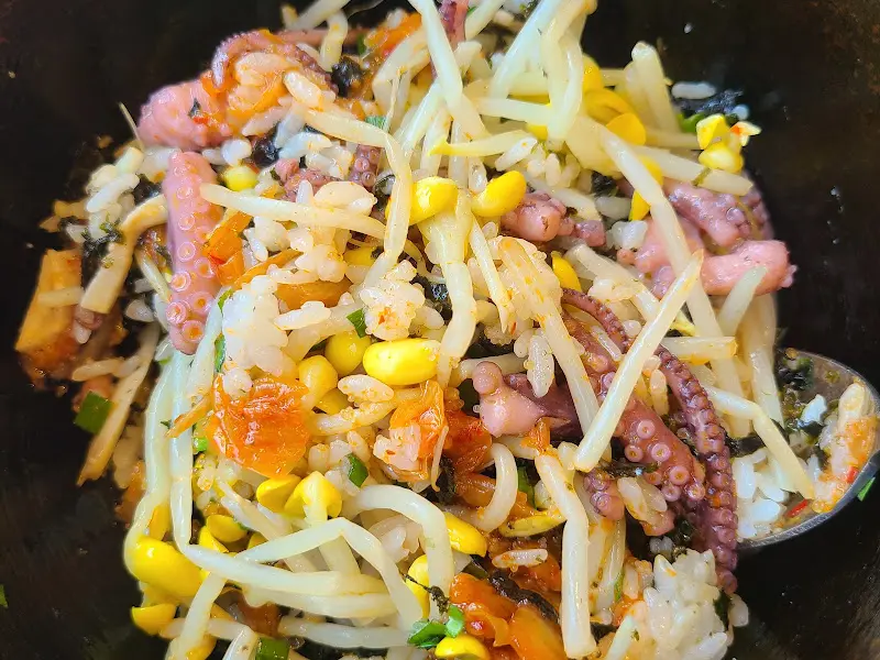 푸짐한 낙지돌솥비빔밥