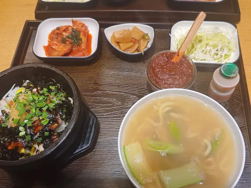 돌솥비빔밥과 맑은 국물
