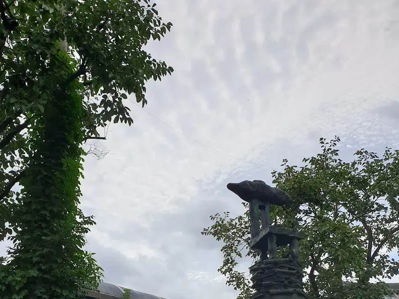 애뜨락 정원에 놓인 조각상