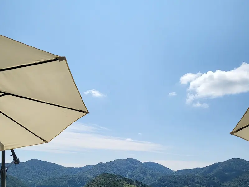 파라솔 아래 옥정호를 감상할 수 있는 야외 테이블