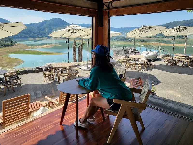 애뜨락 실내에서 바라본 옥정호