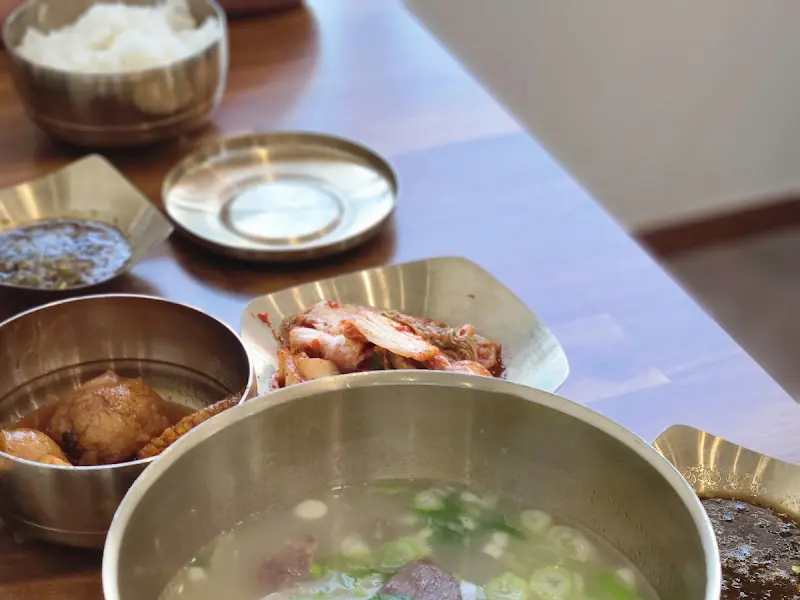 정갈하게 차려진 곰탕 한 상