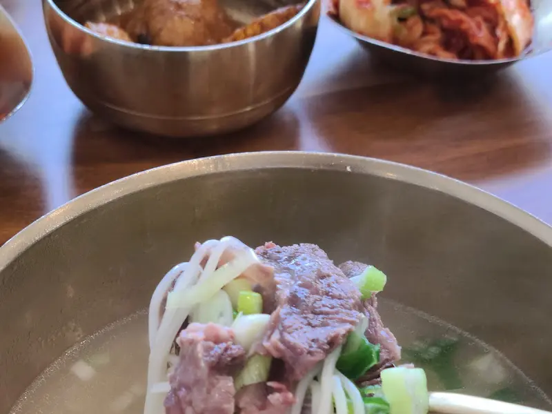 곰탕과 함께 제공되는 반찬들