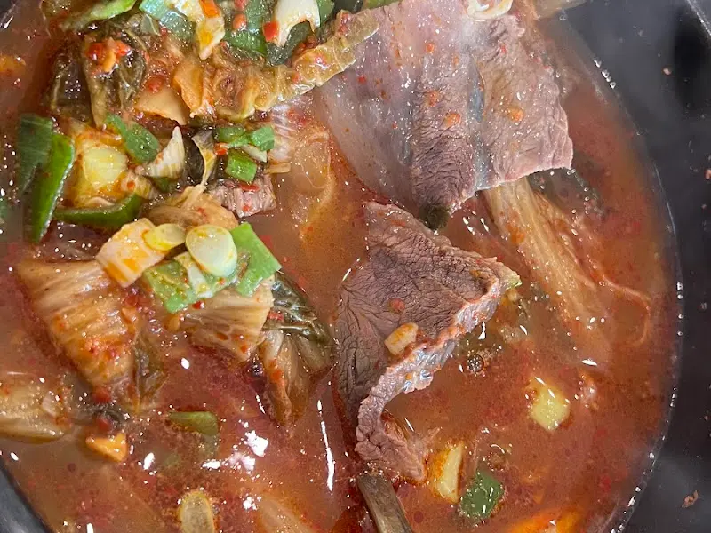 국물 맛이 일품인 곰탕