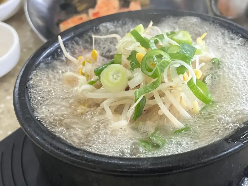 뽀얀 국물이 인상적인 곰탕