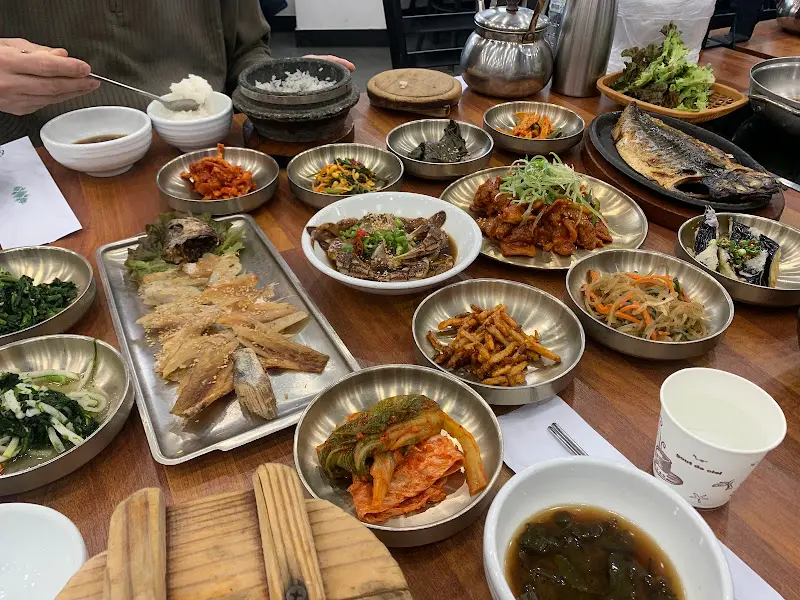 돌솥밥과 반찬들