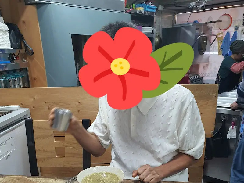 전복죽을 맛보는 손님