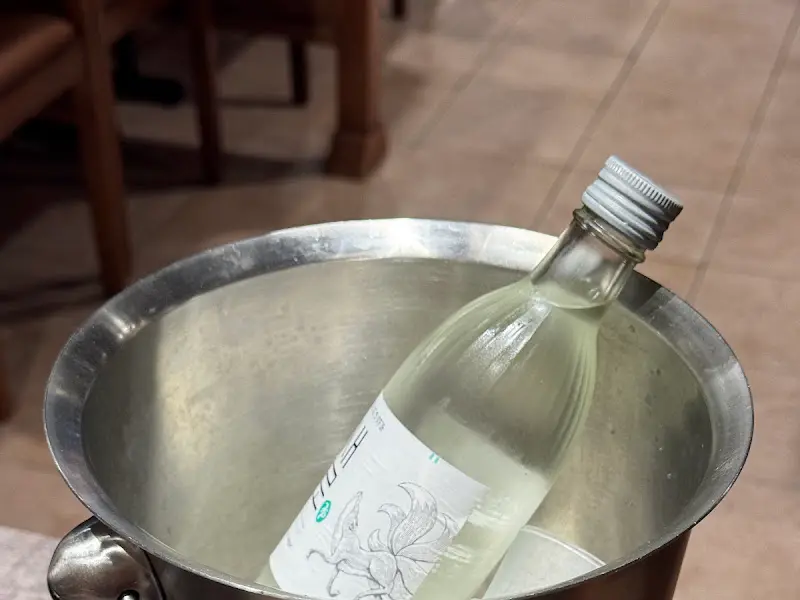 얼음 바스켓에 담긴 술