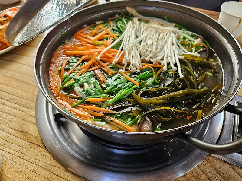 버섯, 쑥갓, 다시마가 푸짐하게 들어간 버섯샤브샤브칼국수
