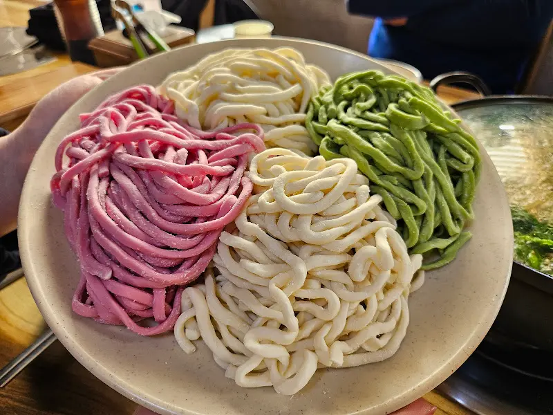 백년초, 보리, 솔잎으로 색을 낸 삼색 면