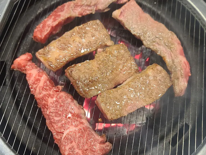 숯불 위에서 구워지는 한우