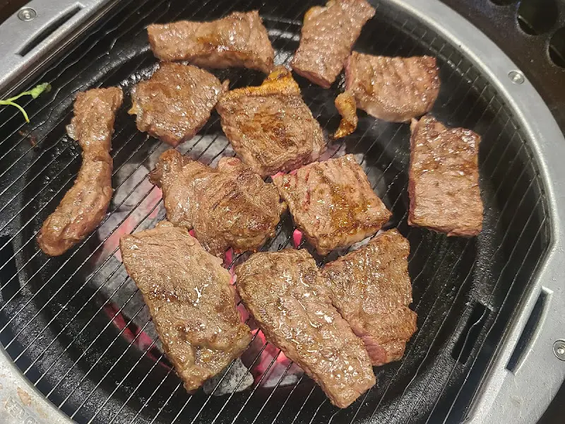 숯불 위에서 익어가는 한우