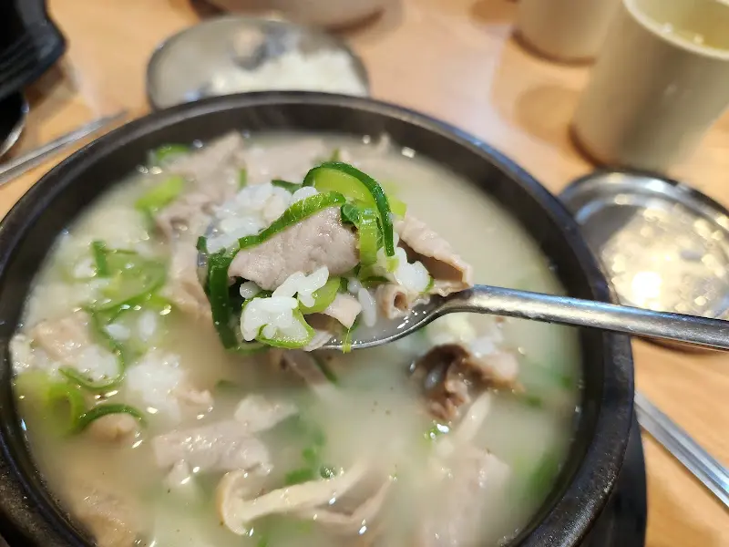 숟가락 위에 올려진 순대국밥