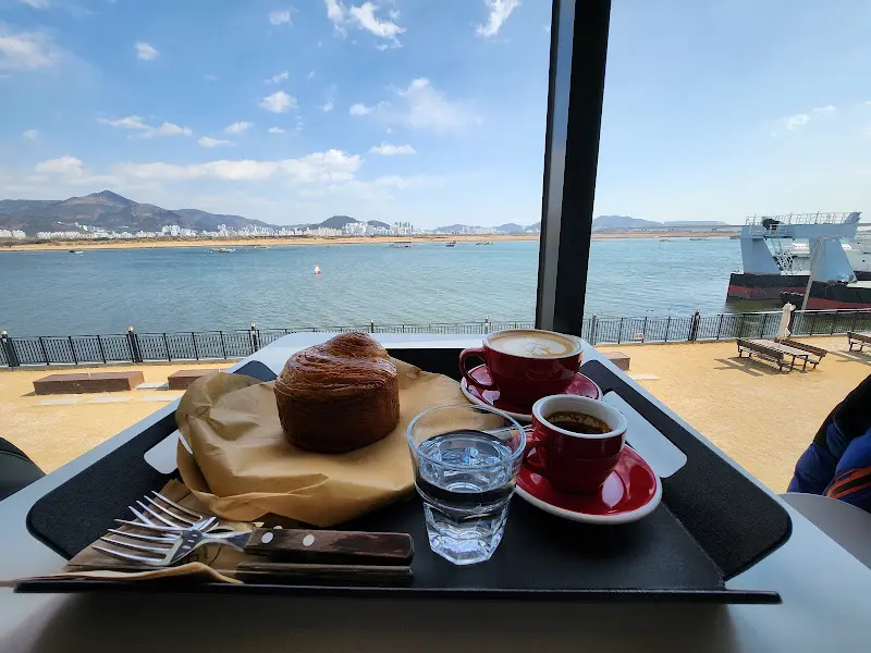 커피와 빵, 그리고 낙동강 뷰