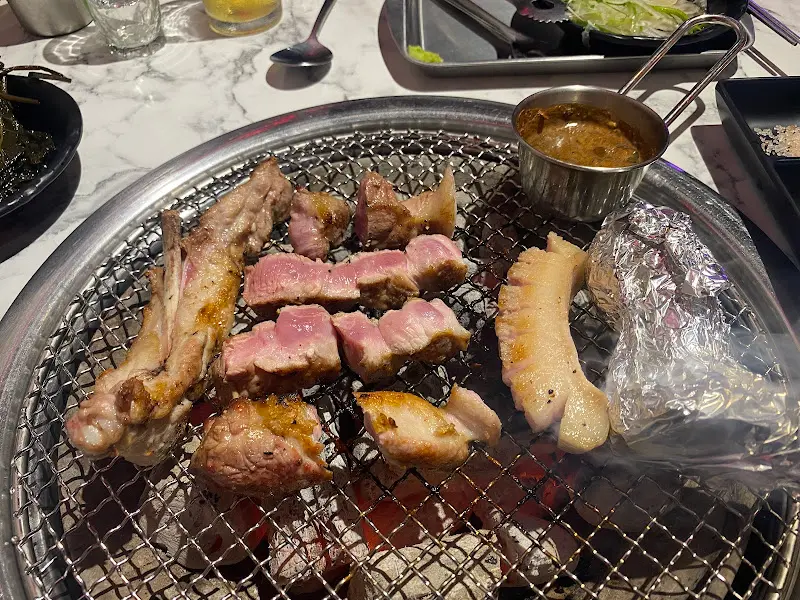 숯불 위에서 익어가는 흑돼지 오겹살