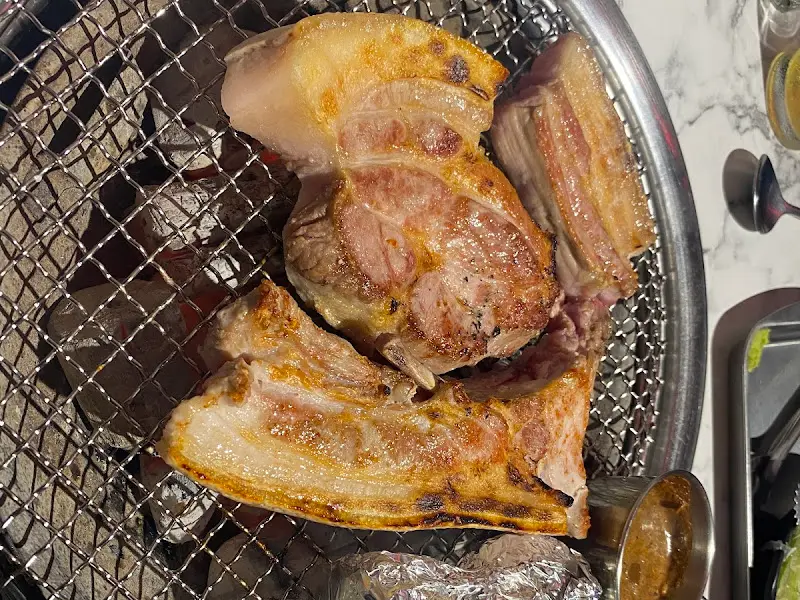 노릇하게 구워진 흑돼지 오겹살