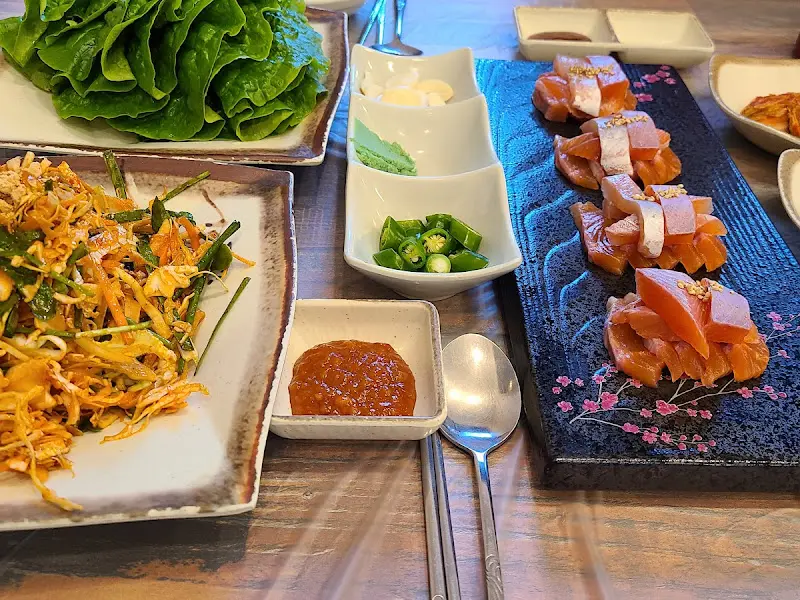 쌈 채소와 송어회