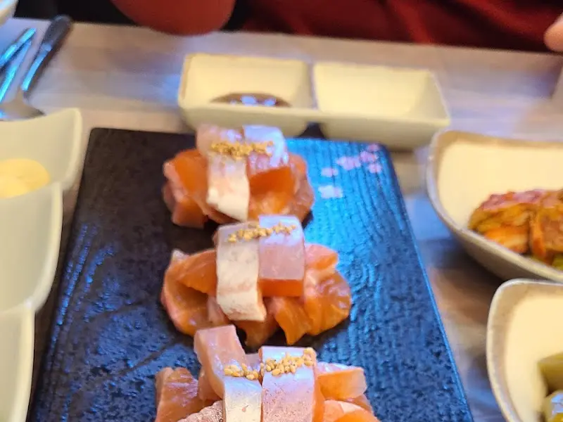 테이블에 놓인 송어회