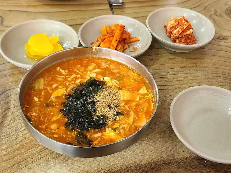 푸짐한 차돌장칼국수 한 상