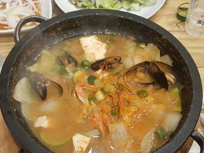 해물이 듬뿍 들어간 된장찌개