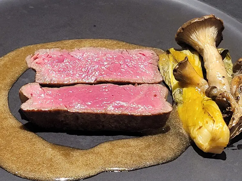 잘 구워진 스테이크